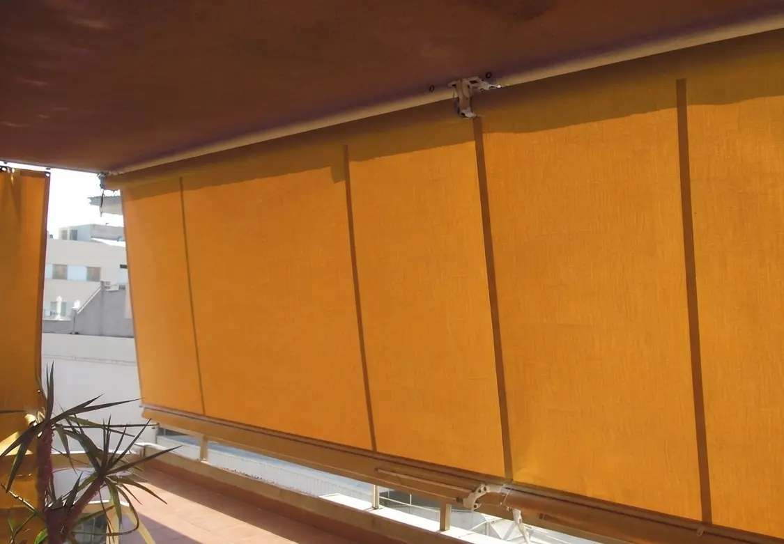 Toldo de balcón instalado en Barberà — proyecto 4