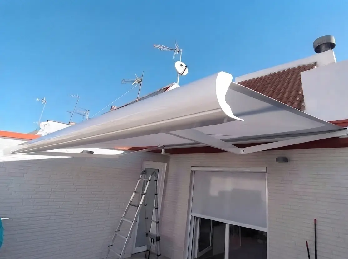 Toldo motorizado instalado en Barberà — proyecto 1