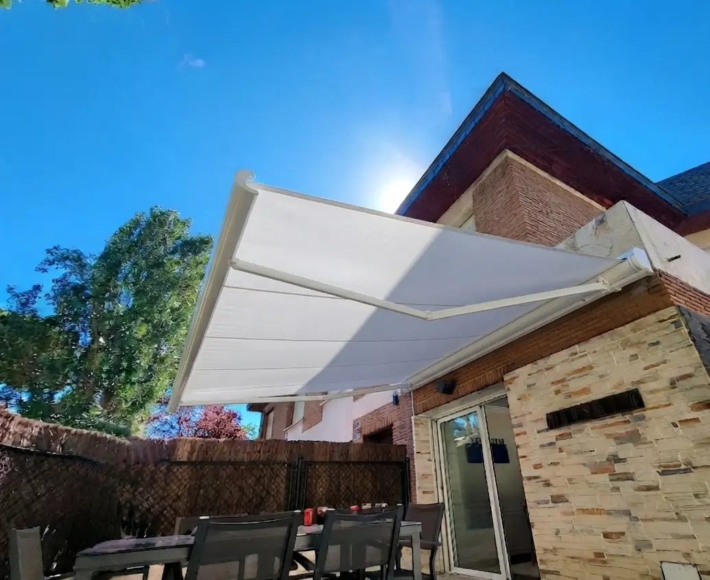Toldo motorizado instalado en Barberà — proyecto 3
