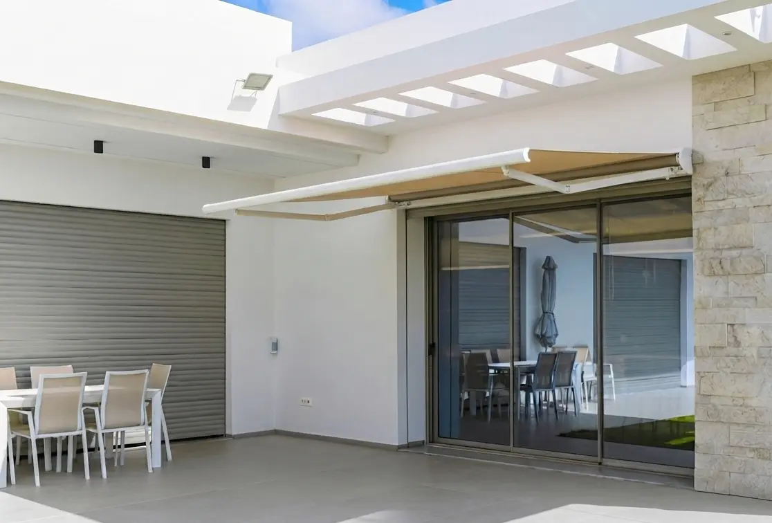 Toldo motorizado instalado en Barberà — proyecto 4